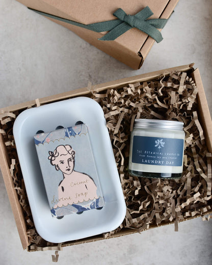 Gift set with a scented candle, soap and soap dish, in a box.
