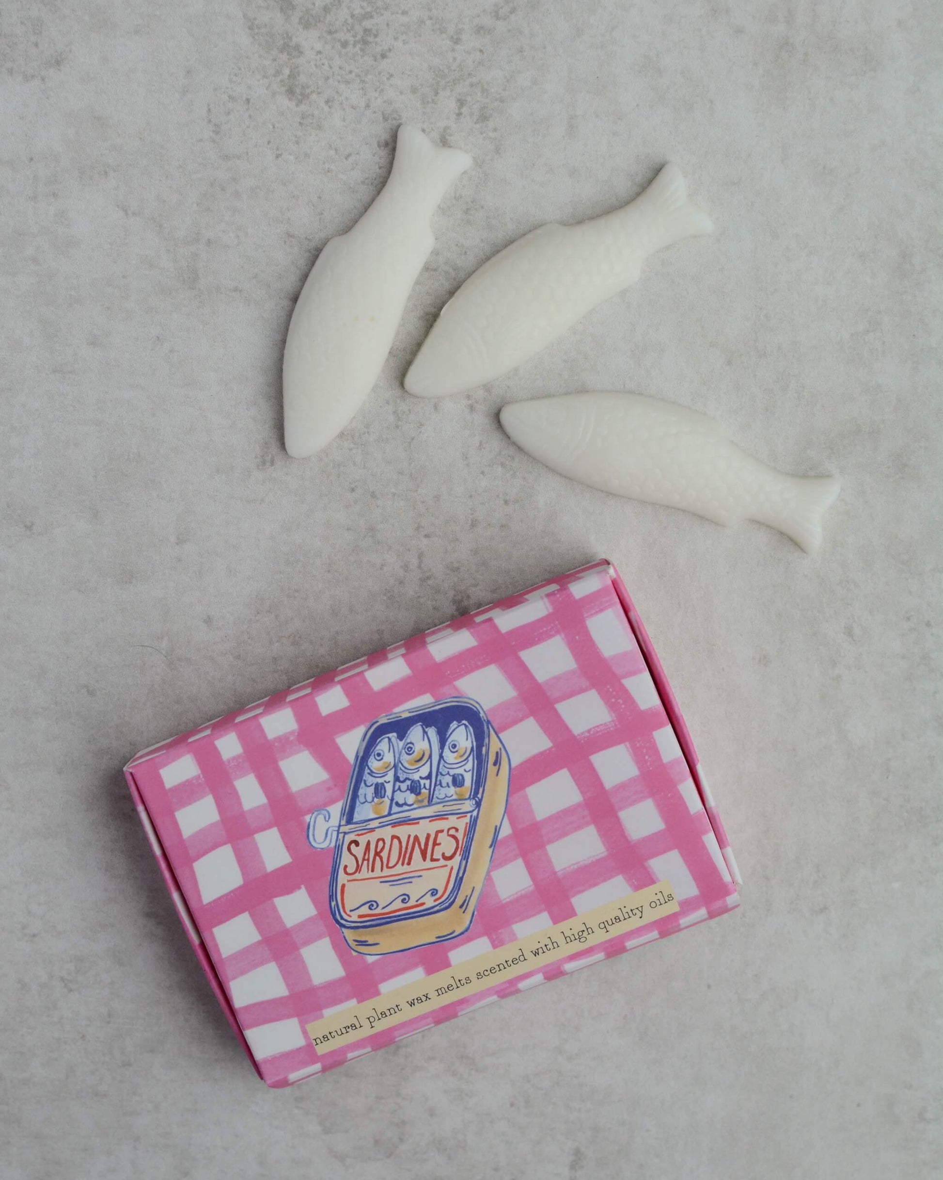 White Sea Salt & Spray fish-shaped wax melts, next to the illustrated wax melt box.
