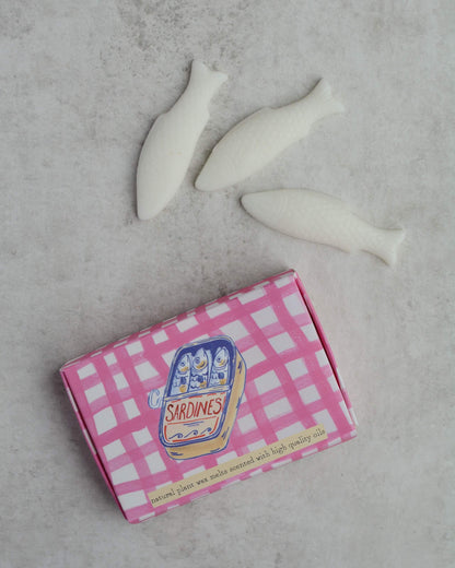 White Sea Salt & Spray fish-shaped wax melts, next to the illustrated wax melt box.